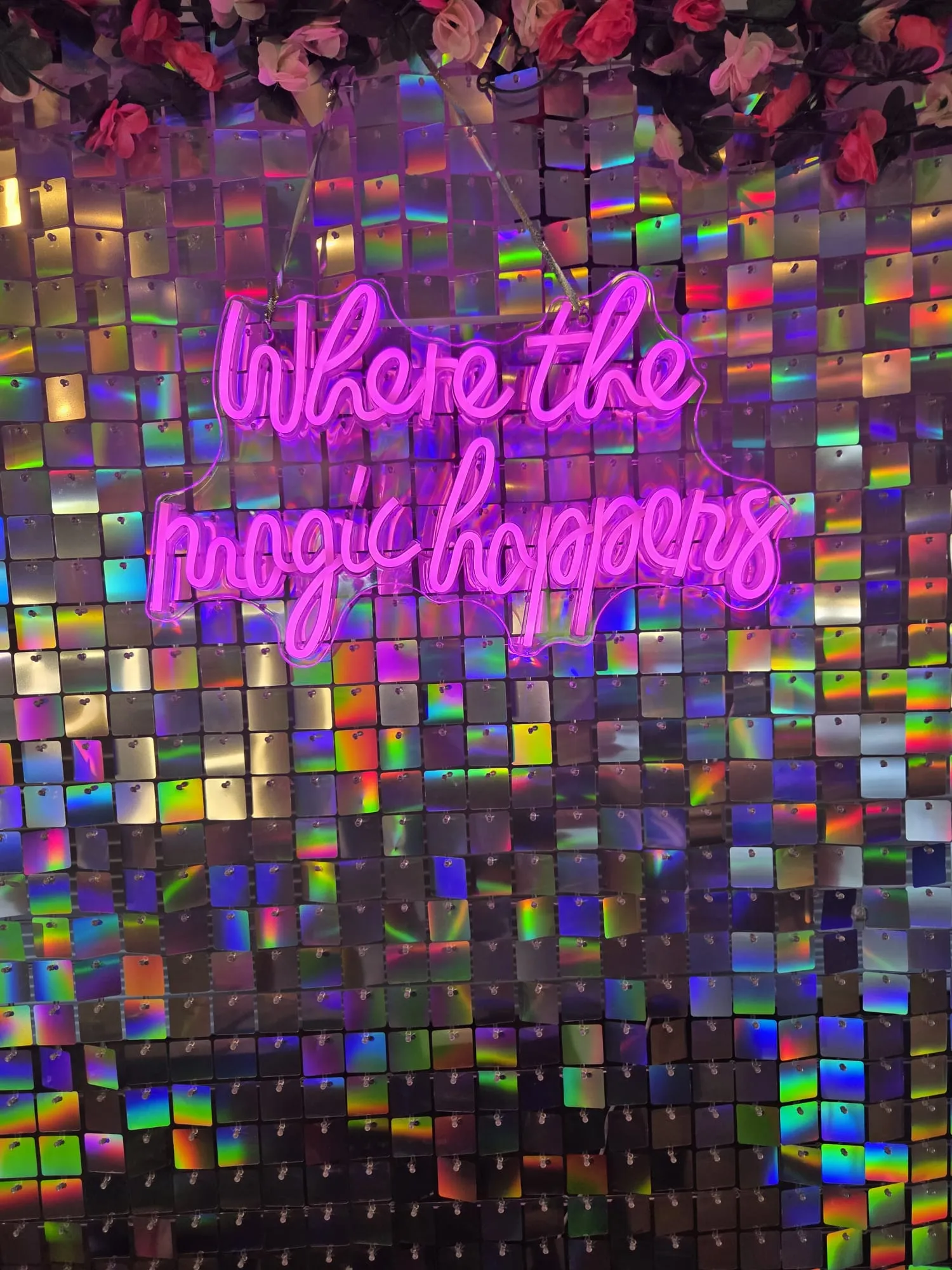 Glitzerwand mit Leuchtschrift „Where the magic happens“ für die Kinderdisco